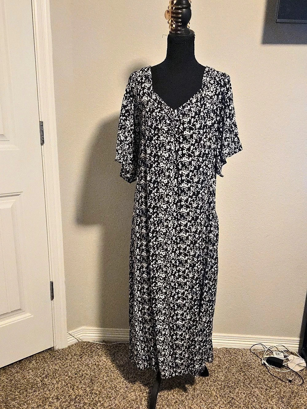 New Day Floral Maxi Dress in Black & White Size XXL Like New